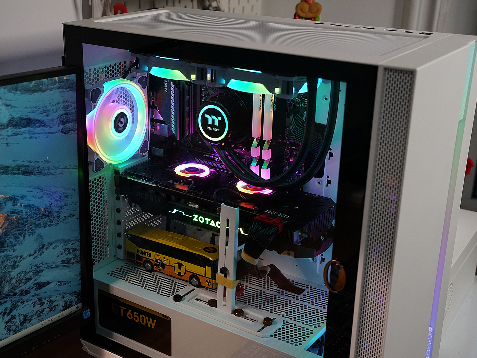 秀桌面：送老婆RGB全家桶PC，钱都花在光效上的感觉真棒