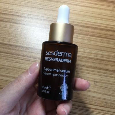 皮肤黑适合用什么样的美白精华,美白精华可以让黑皮肤变白