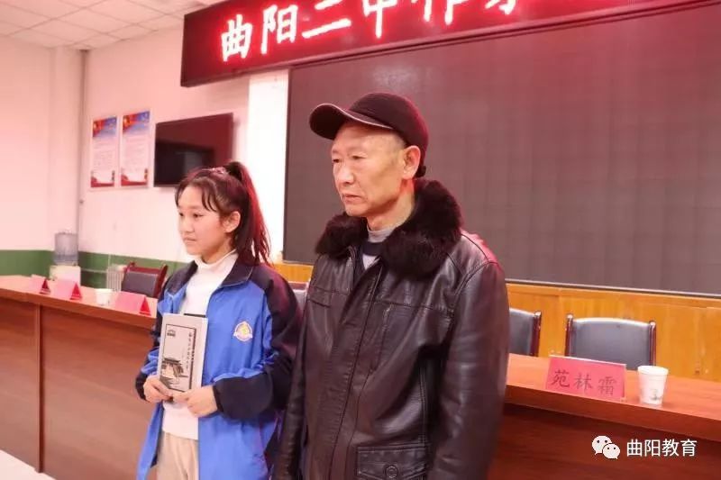 作家进校园活动展板,作家进小学文学社团参观活动