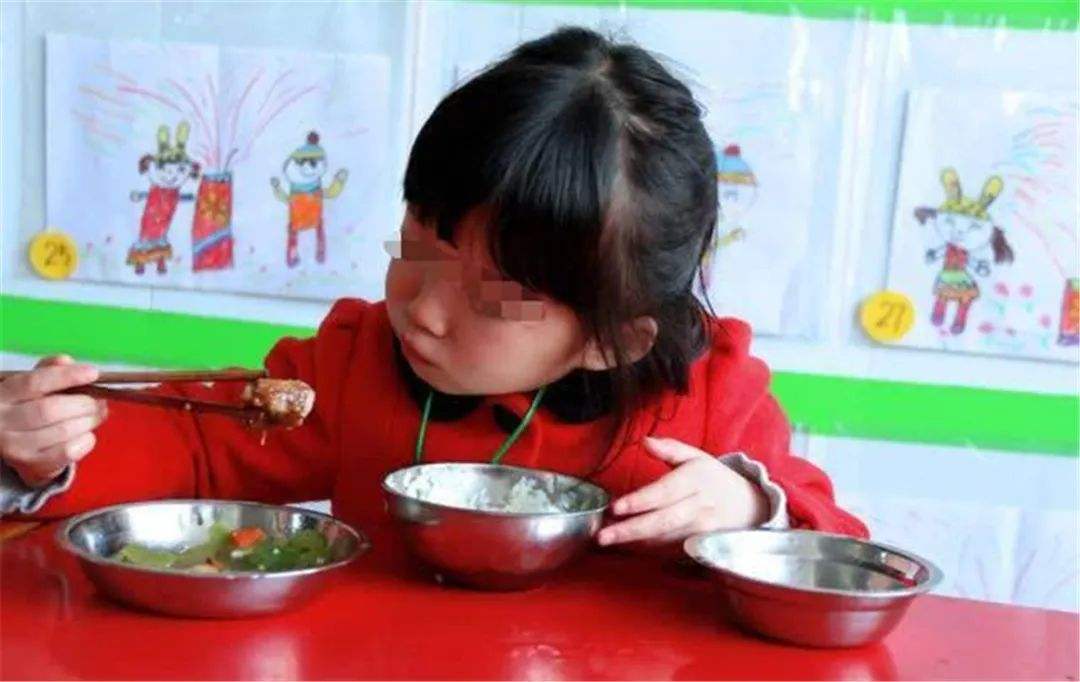 “老师，我孩子不吃葱，请挑出来”，老师的回应让宝妈惭愧不已