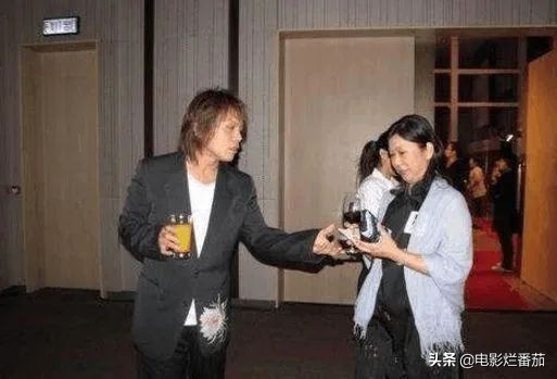 女明星眼中的伍佰,伍佰外表放荡不羁粗犷内心细腻