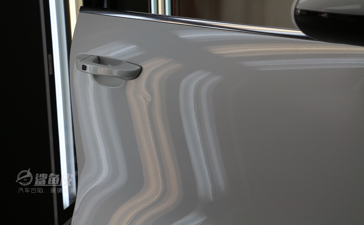 车门刮蹭凹陷补漆修复多少钱,长条凹陷疤痕无痕修复