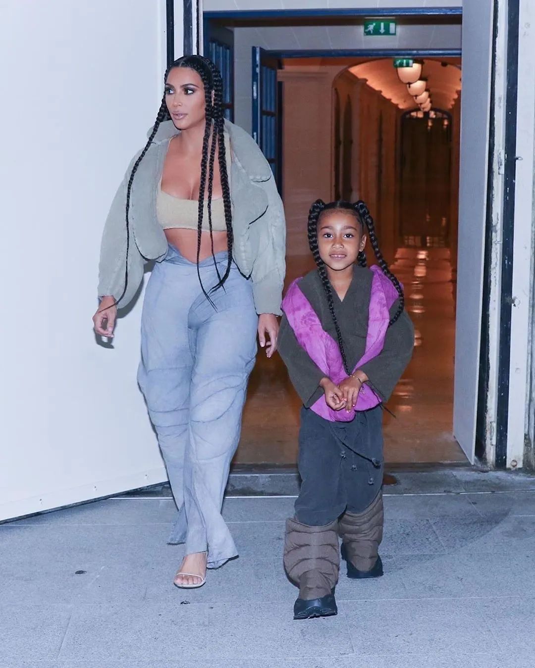 金卡戴珊带女儿看秀,金卡戴珊带着女儿