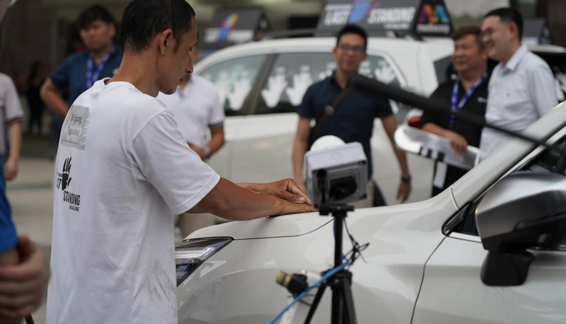 这个人把手摸在车上超过3天3夜赢了一辆车你觉得你行不？