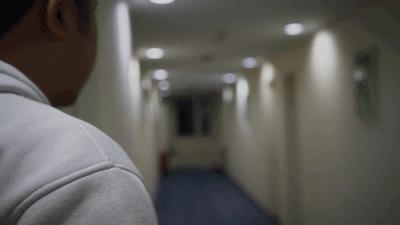 使用手机检测房间内针孔摄像头,男子住房发现针孔摄像头