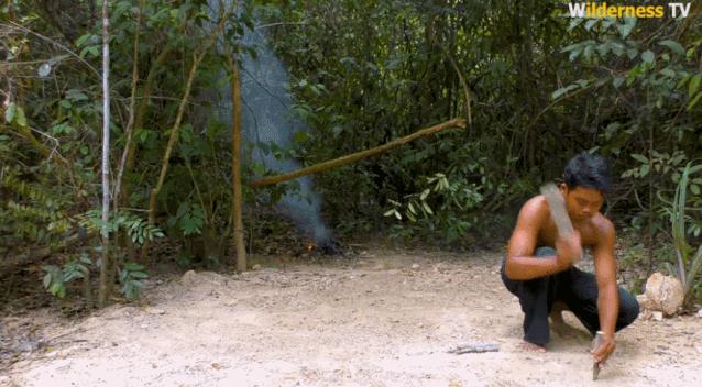 小哥哥徒手建房子,小伙为流浪狗打造温馨的城堡