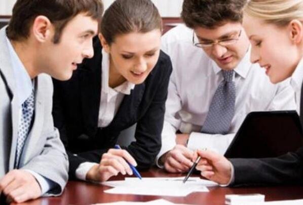 和喜欢抢功的小人同事如何相处,职场小人同事如何相处