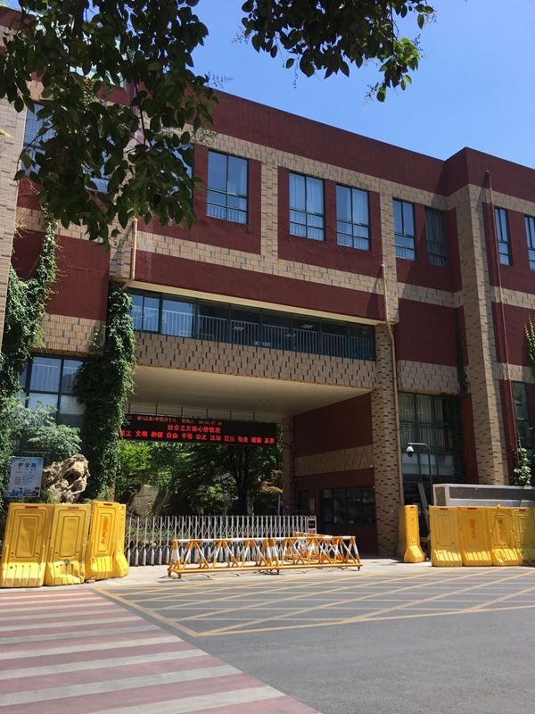 一路之隔房价相差8万多,一路之隔的房价相差几十万