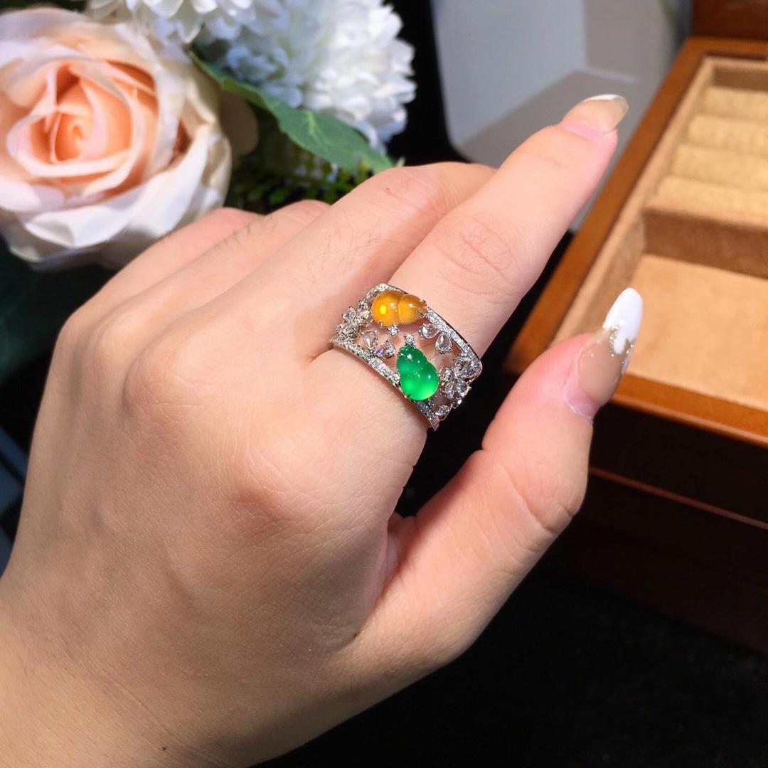 翡翠给人的感觉就像一抹清泉,天然翡翠与众不同美出高级感