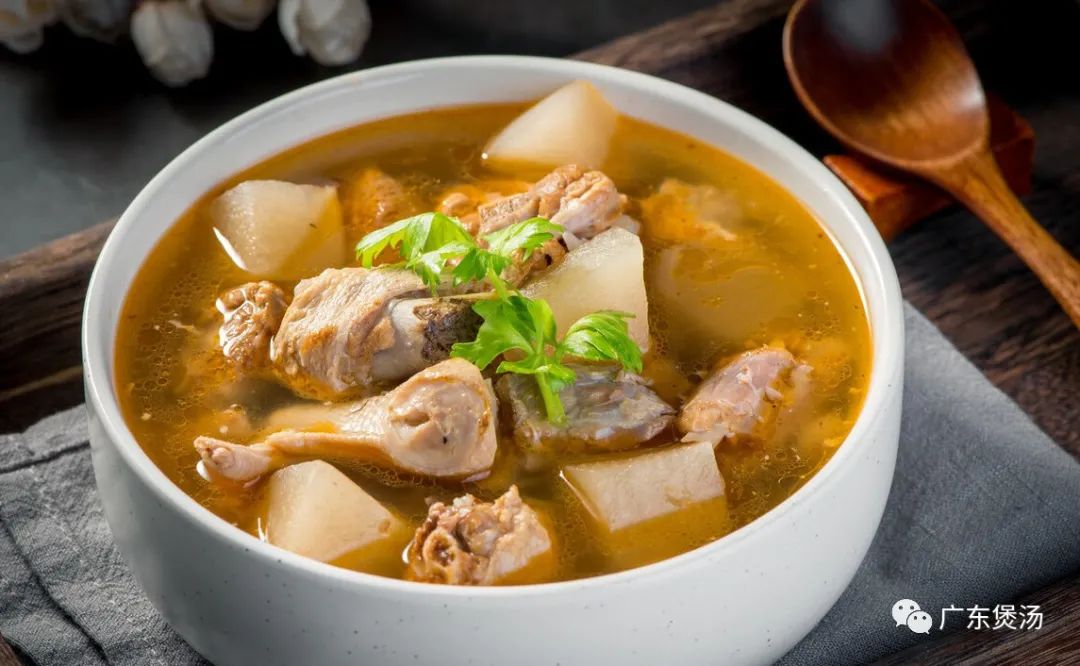简单酸萝卜老鸭汤怎么炖才好喝,手把手教您做滋补的酸萝卜老鸭汤