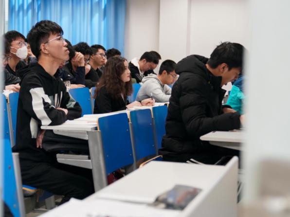 大学教室的“怪现象”，家长看到后哭泣，学生们该醒醒了