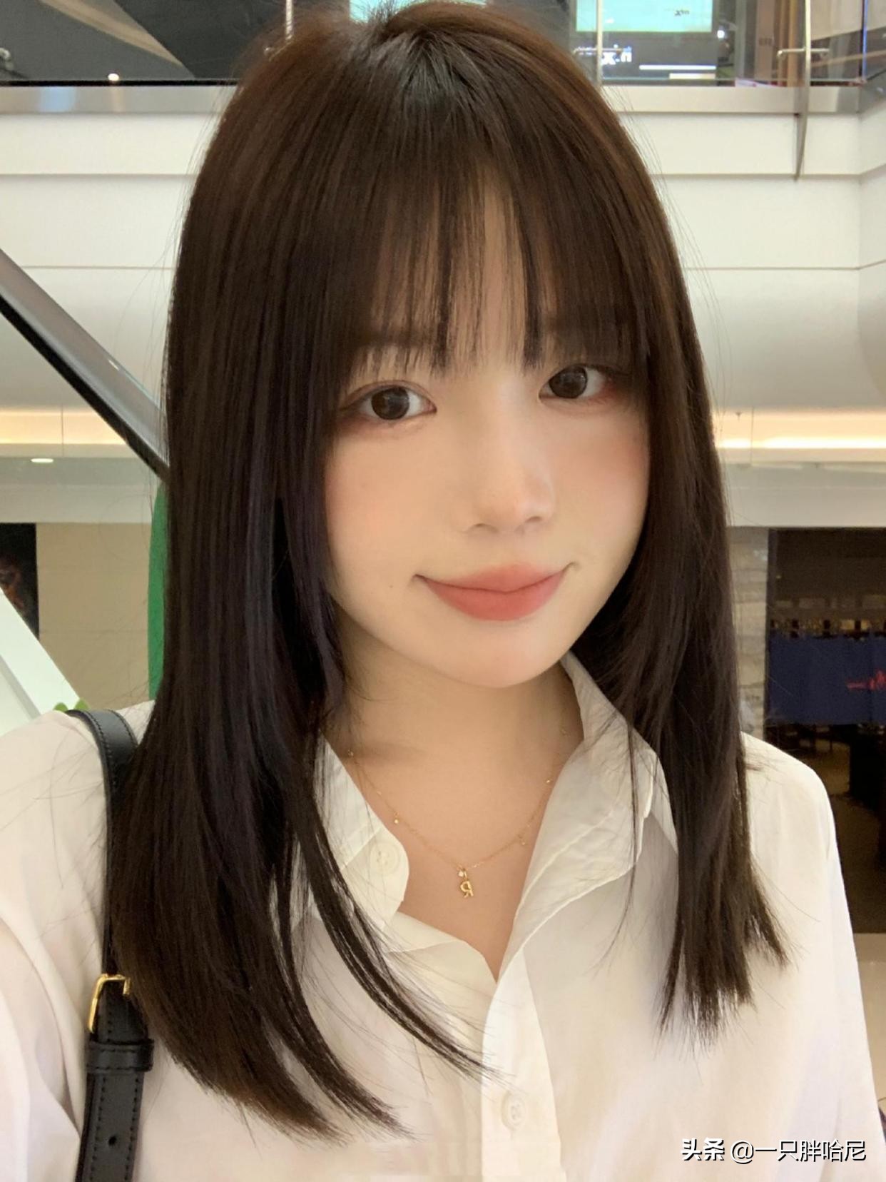 脸黄染什么头发好看又显得年轻,黄头发颜色减龄显白