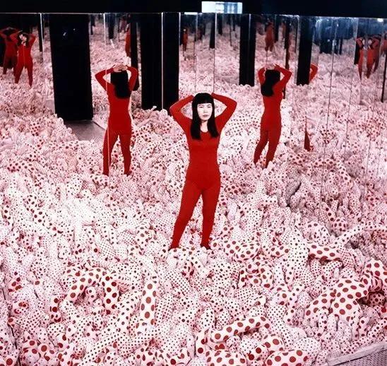 90岁女艺术家，身价几十亿，独居精神病院43年：艺术一半是情色，一半是幻想