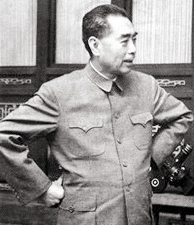 记者故意刁难周总理：为何要用美产钢笔？他的回答让记者羞愧