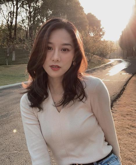 每次洗头梳头都掉很多头发怎么办,每次洗头都掉四五十根头发正常吗