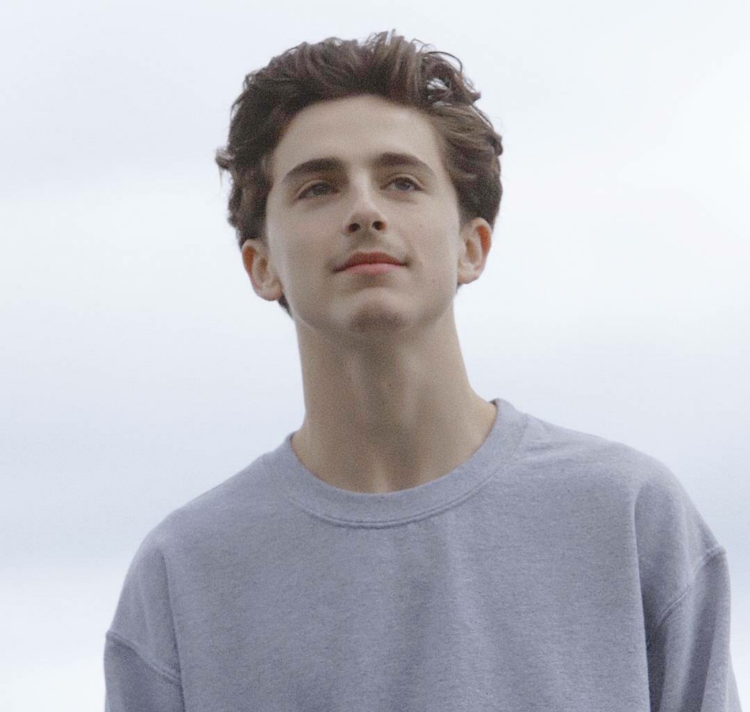 24岁甜茶表情包来袭，穿深蓝色套装，笑容又软又甜