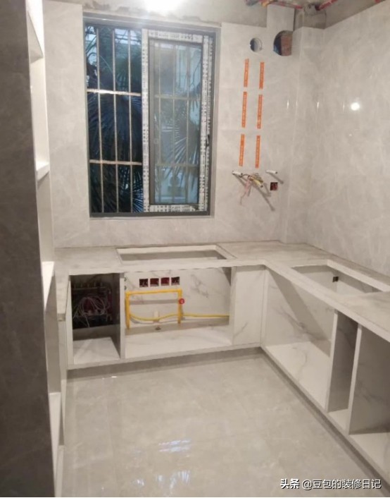 瓷砖做橱柜还是木板做橱柜,家庭装修用什么板材做衣柜橱柜好