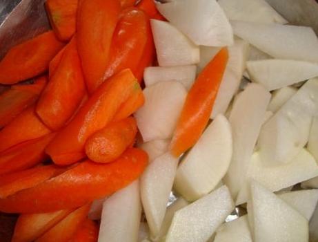 炖排骨汤什么时候放油,炖排骨汤先放盐了怎么办