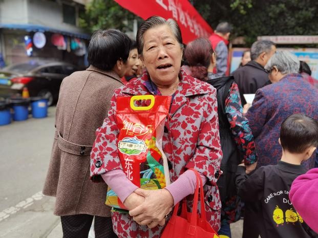 社区欢庆重阳节传递浓浓敬老情,社区敬老爱老情暖重阳主题活动