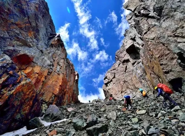 徒步穿越新疆博格达峰,新疆最凶险穿越戈壁路线