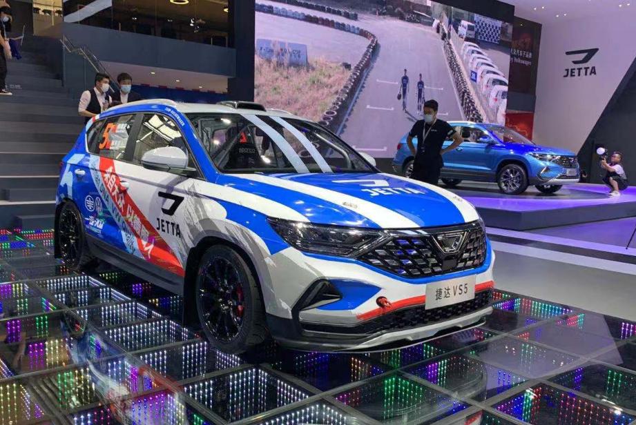 無限版飞度、好猫“如虎”，广州车展新车展台上的改装车也精彩