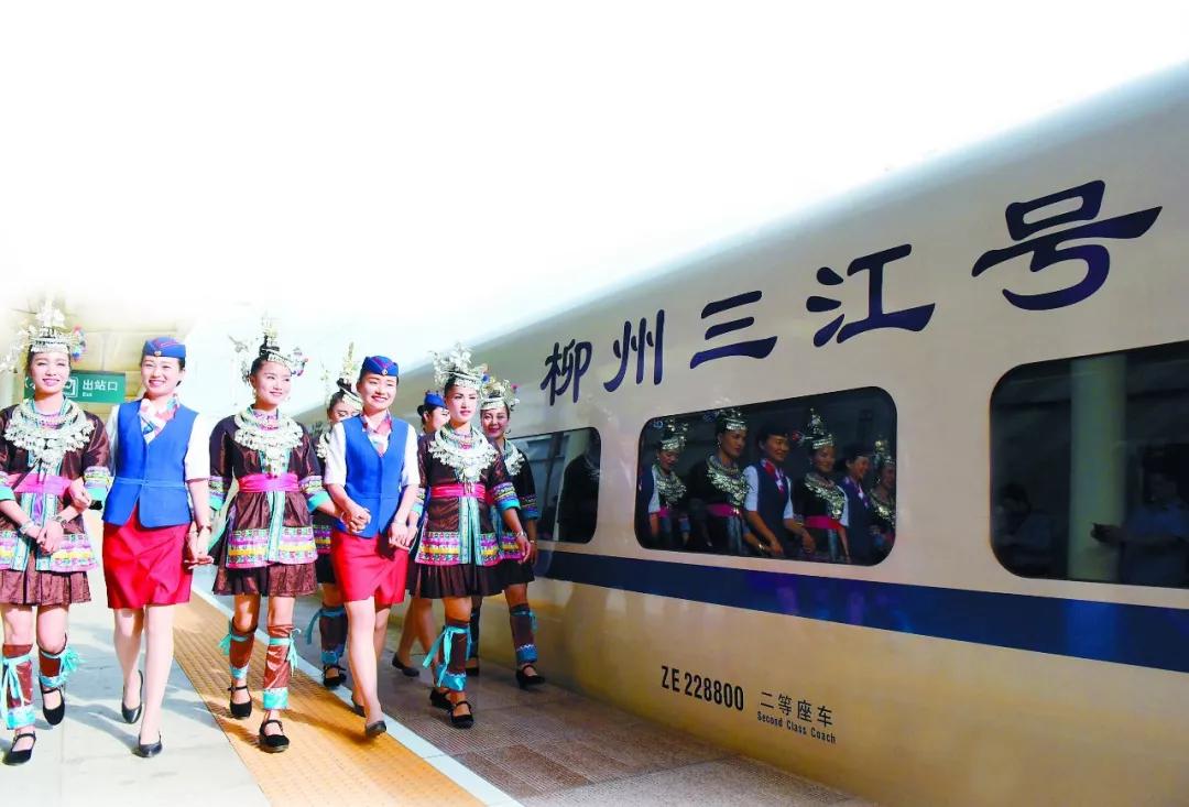 哇!他们的新制服正式亮相啦