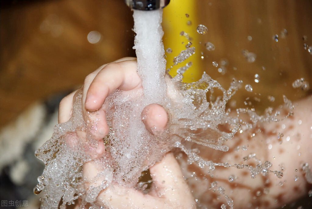 男生脚被烫伤,男生脚冻伤