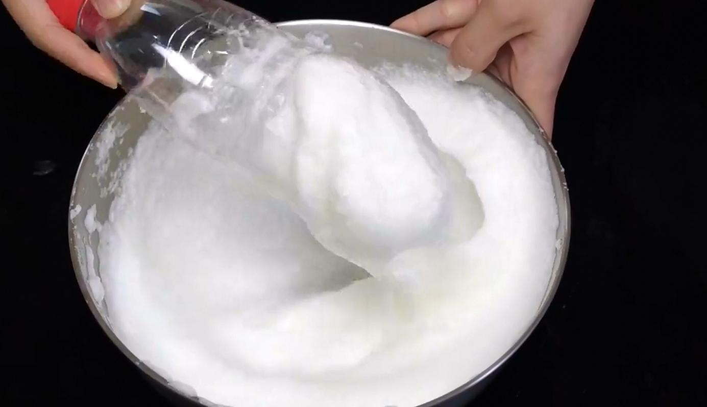 电动打蛋器打蛋不费力太好用了,打蛋器不用买用塑料瓶做