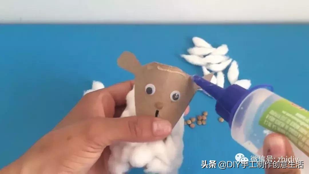 用白纸做个可爱的咩咩羊,用纸折一个可爱的小山羊