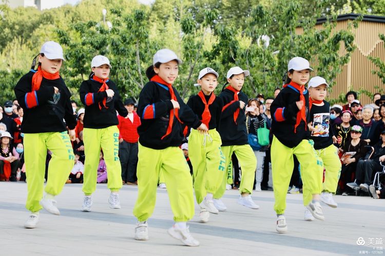 洛阳牡丹广场：*疆新**舞大联欢