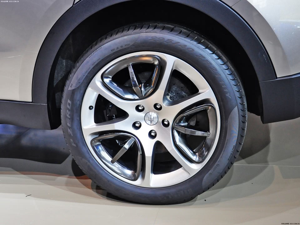 玛莎拉蒂新款小型suv报价,玛莎拉蒂grecaletrofeo和保时捷macan