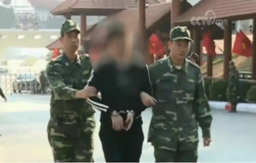 上海一男子持刀砍人，民警开枪击伤并送医