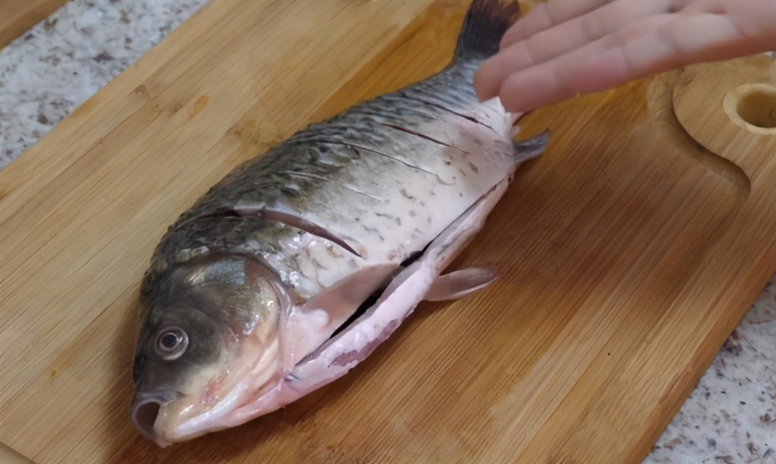 煎鱼粘锅怎么处理好吃,煎鱼容易烂皮的方法