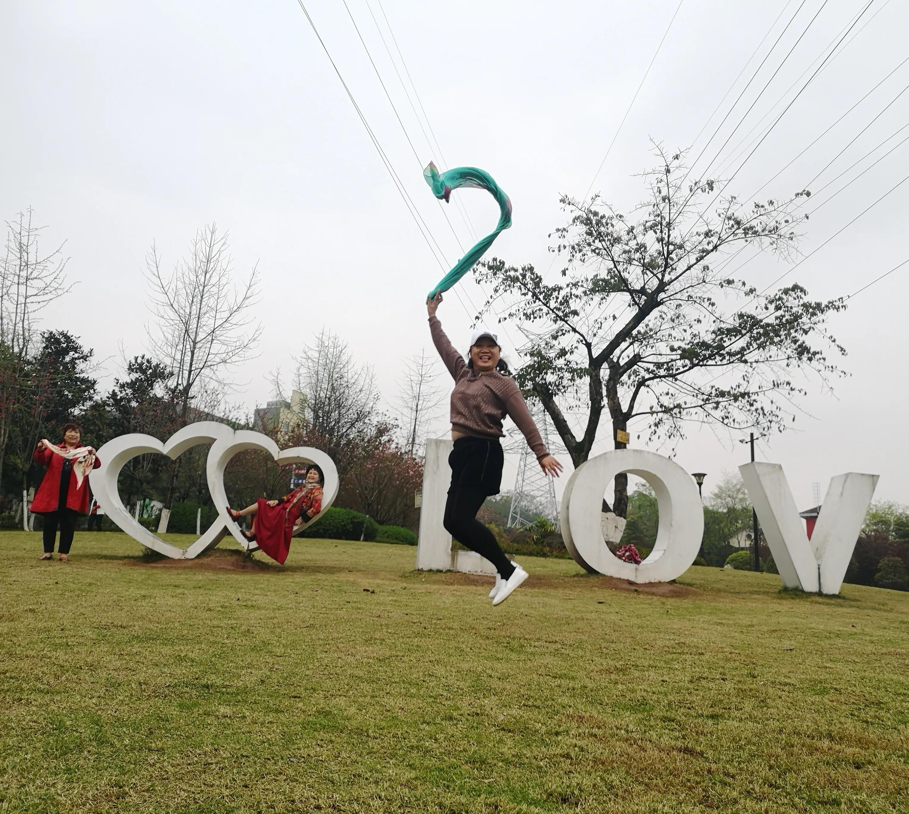 春游和姐妹踏青,春游踏青姐妹拍照