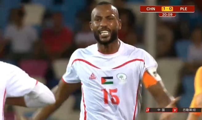 国足友谊赛：对手争罚任意球爆发“内讧”，引队长怒斥！