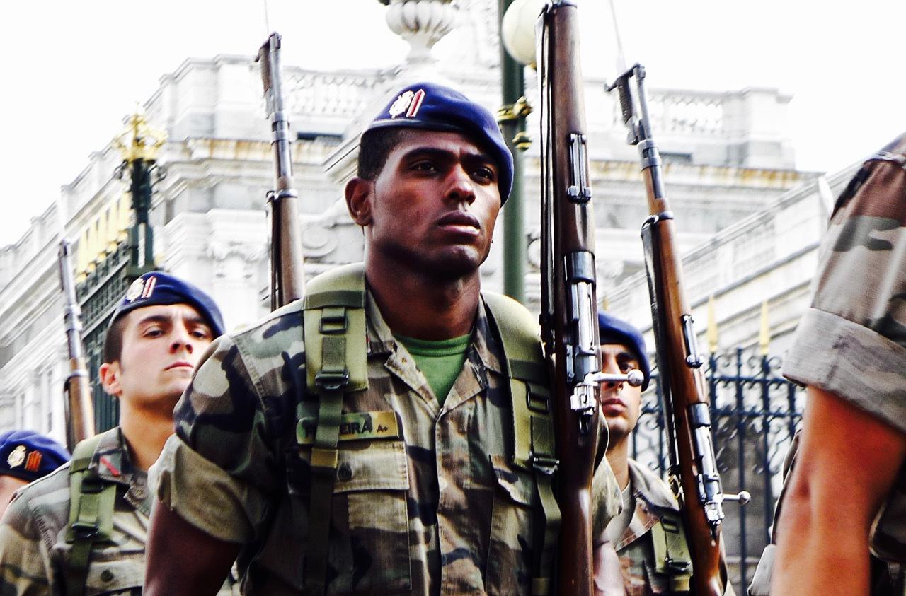 非洲黑人很魁梧,为何打仗却很弱?