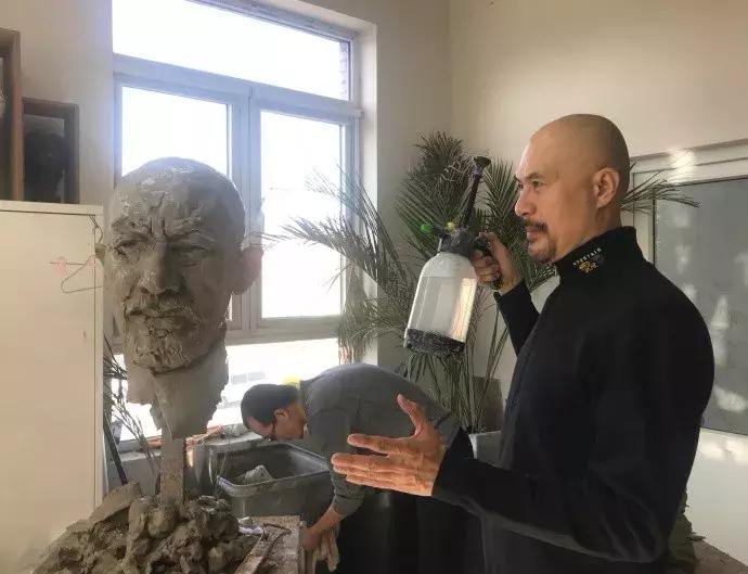 长恶人脸，竟是老婆奴！他拍风月片，被骂低俗，一幅画能卖出80万