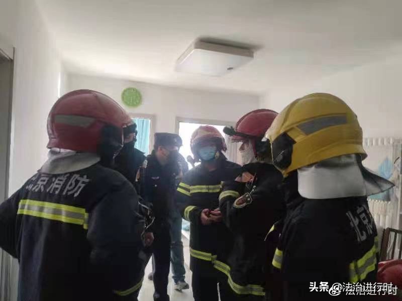 家里起火女孩被困消防紧急救援,北京大火消防员抢救