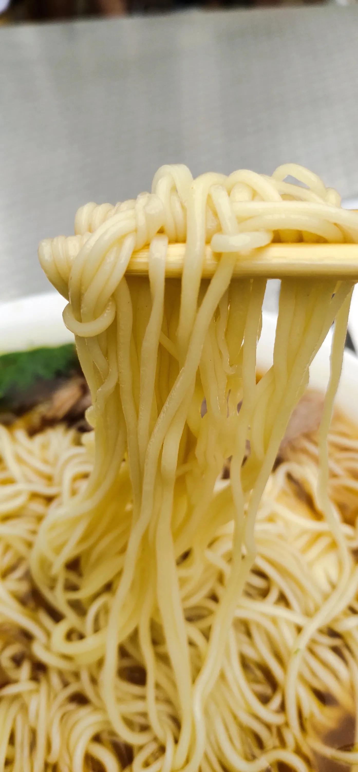 青岛黄汤拉面飘着绿色的油沫,青岛黄汤拉面