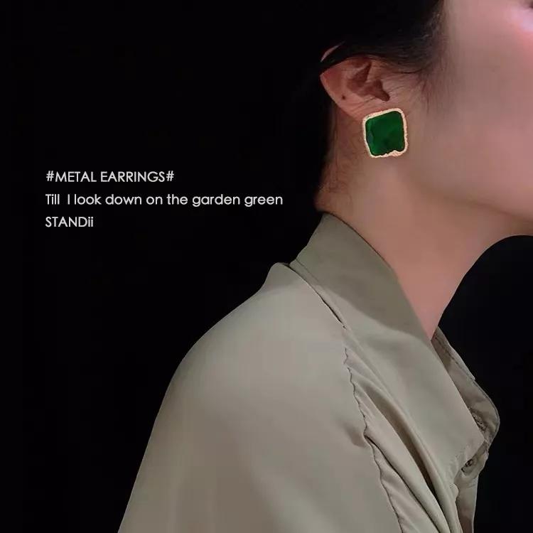 牛油果绿流行,牛油果绿跳色搭配款式