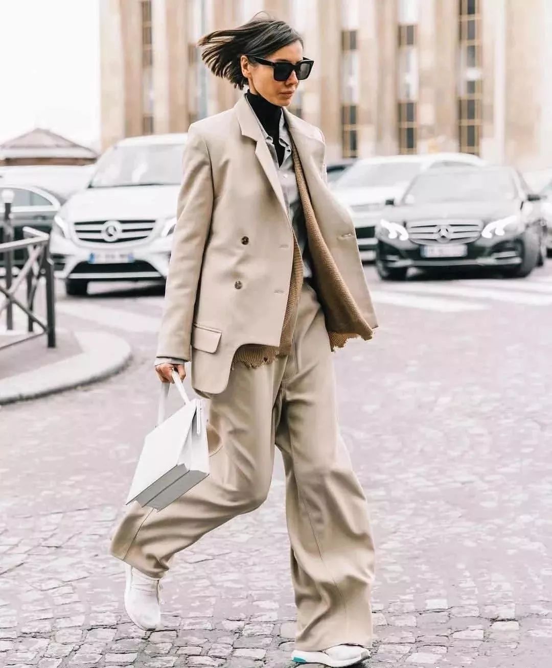 卫衣里的打底衫叠穿推荐,连帽卫衣与圆领毛衣的基础感穿搭