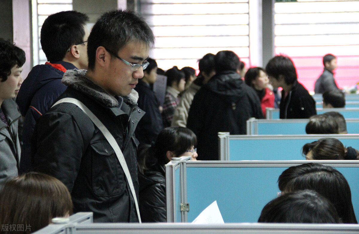 大学生毕业后找工作的困难,大学生毕业就业困境如何解决