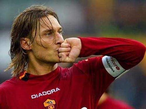 足球十大10号球员，梅西仅排第三，球王贝利也要把第一让给他