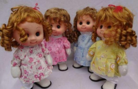 它总盯着我看，4岁女儿被1000元玩具吓哭，网友：换谁谁都怕