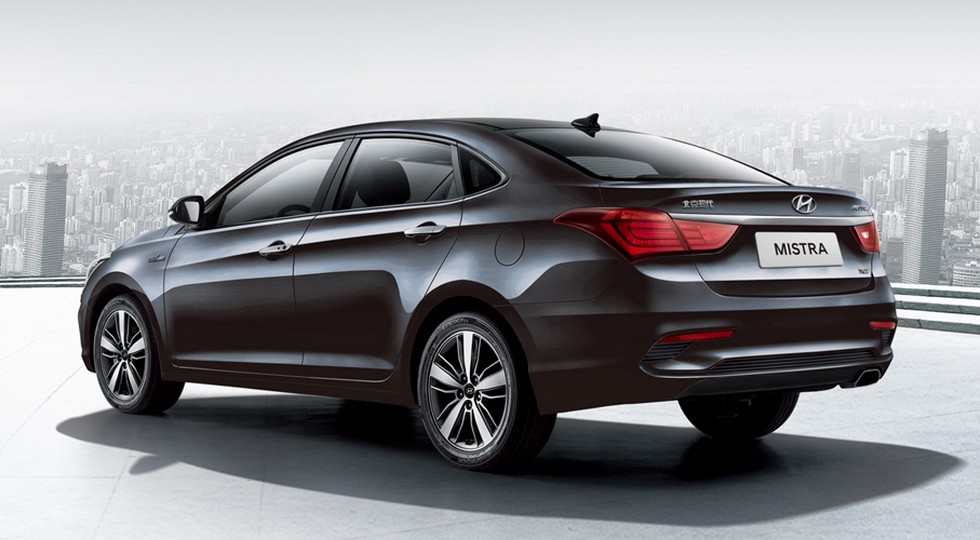 采用最新家族风格分体式大灯组，全新一代现代名图测试谍照曝光