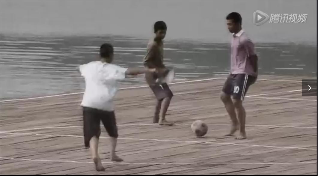 你见过能在水上漂浮的草地吗,漂浮在水上的足球场电影