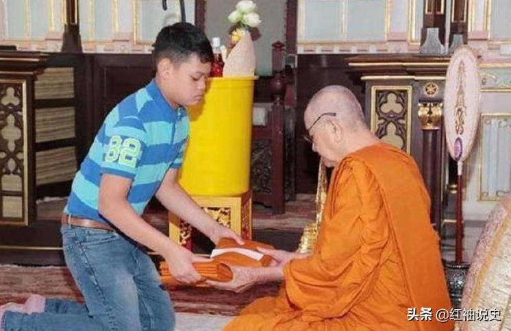 泰王跪拜泰国国王完整版,泰王跪拜中国皇帝