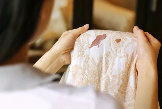 产后下体出血怎么回事,产后男女同时偶尔出血是怎么回事