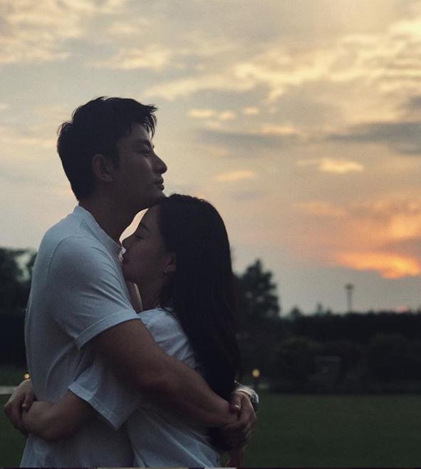 贾乃亮晒李小璐和甜馨合影,李小璐贾乃亮甜馨一家三口上热搜