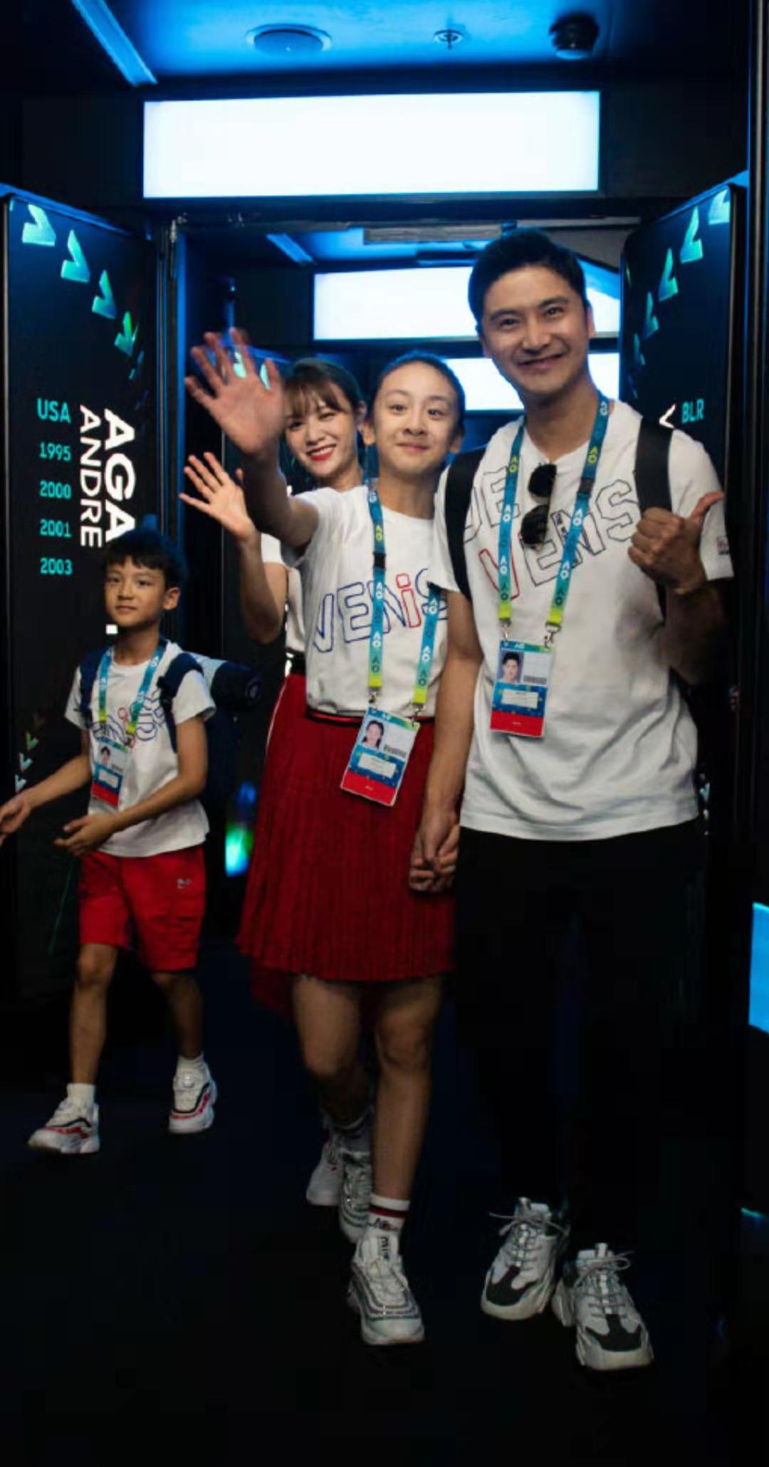 田亮罕见晒女儿短裙照,田亮女儿棒球